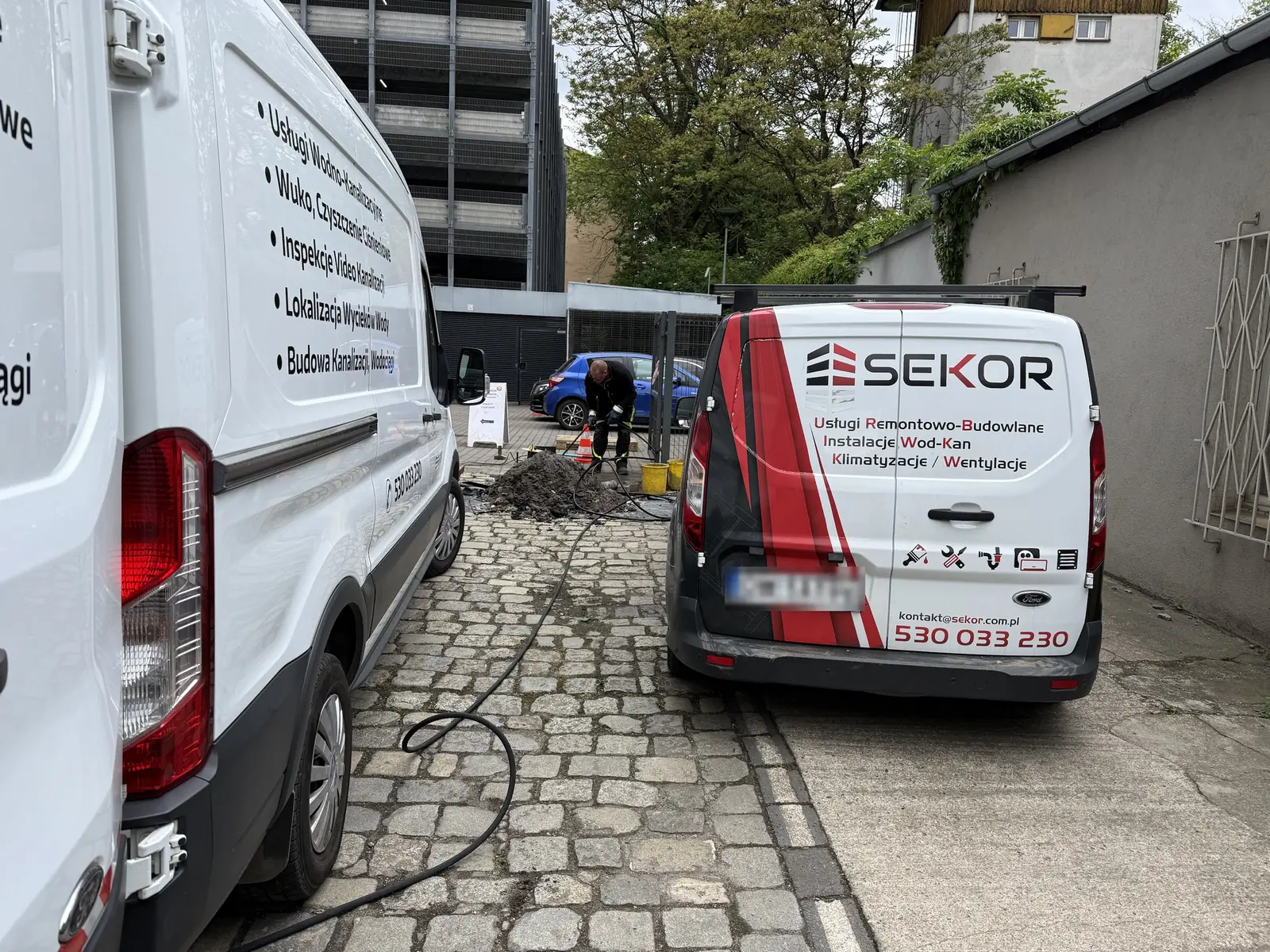 Samochody SEKOR przy pracy na przykanaliku we Wrocławiu
