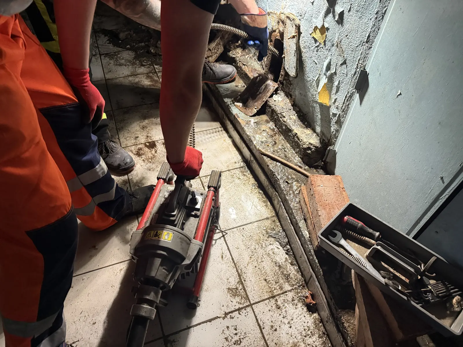 Udrażnianie żeliwnego pionu w kamienicy spiralą elektryczną