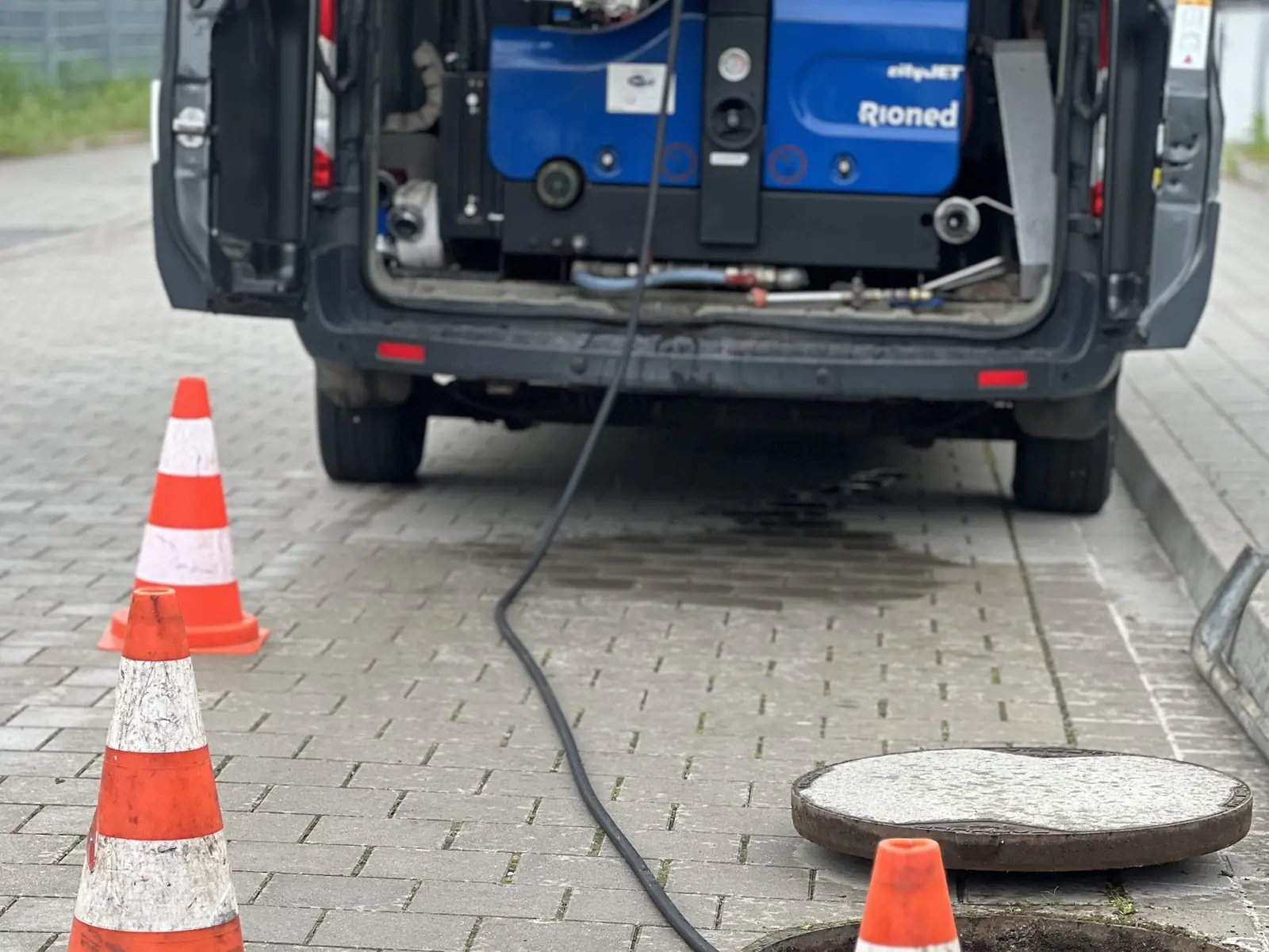 Urządzenie WUKO Rioned cityJET w samochodzie SEKOR, studzienka zabezpieczona pachołkami