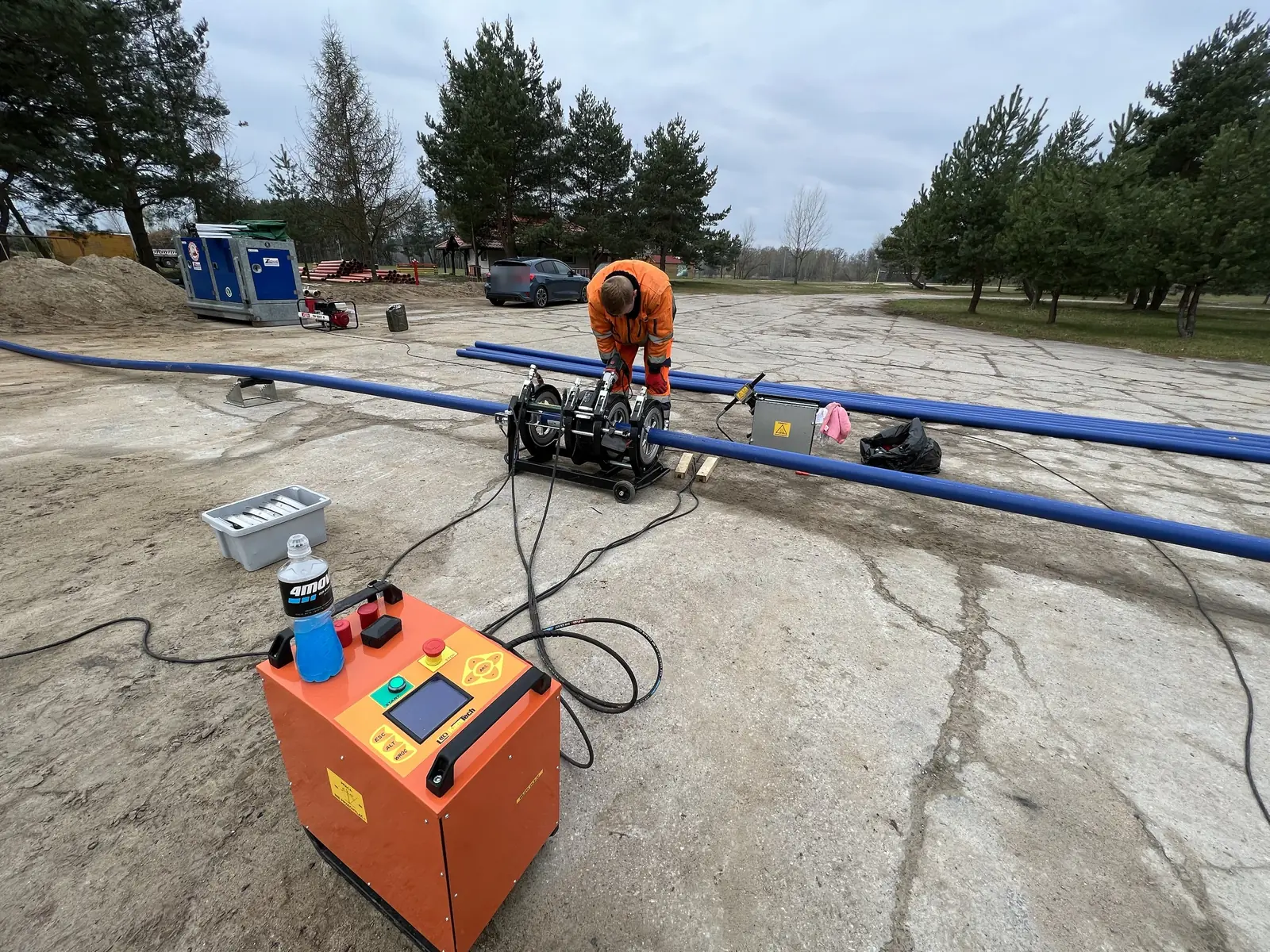 Technik SEKOR zgrzewa rury PE zgrzewarką doczołową